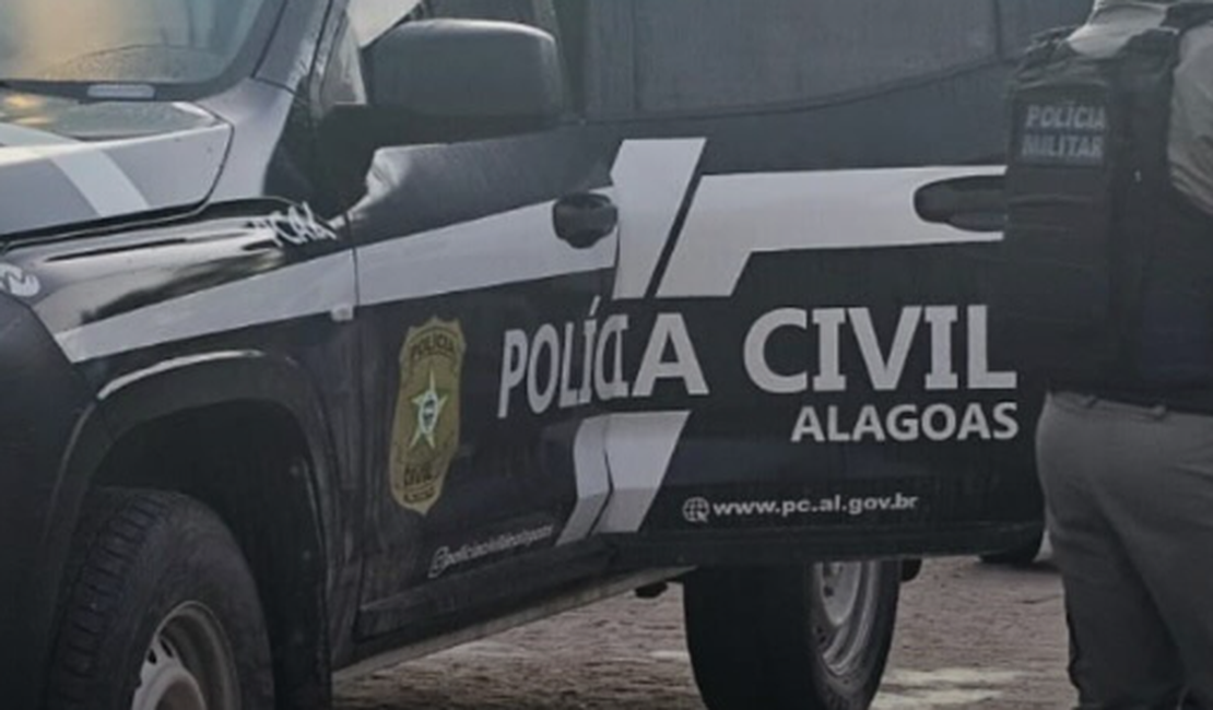 Operação cumpre mandados e apreende drogas e arma em Santana do Ipanema