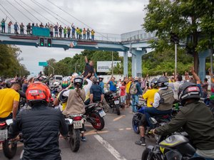 Jair Bolsonaro realiza motociata, ao lado de apoiadores, pelas ruas da capital