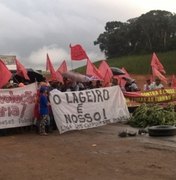 Integrantes da Liga dos Camponeses encerram protesto e liberam pista na BR-101