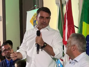 [Vídeo] Flávio Bolsonaro sobe o tom contra Moraes e questiona prisão do pai
