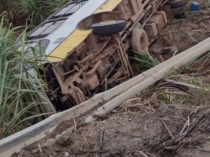 Ônibus com trabalhadores tomba ao cair em ribanceira de Porto Calvo
