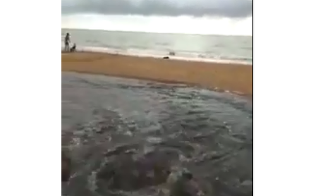 [Vídeo] Tubulação se rompe e lança esgoto na praia de Jatiúca, em Maceió