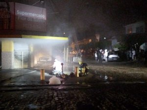 [Vídeo] Incêndio destrói supermercado no bairro do Prado, em Maceió 