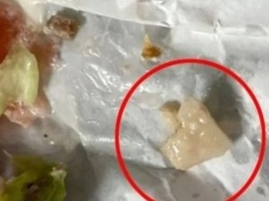 Mulher encontra dente dentro de sanduíche e desabafa: “Grudado no pão”; vídeo