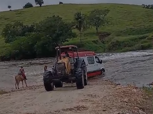 [Vídeo] Viatura do Samu fica atolada após tentar atravessar Ladeira da Faceira em Traipu