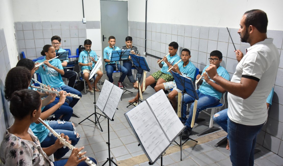 Aulas do Núcleo de Orquestras de Maragogi iniciam e alunos relatam benefícios do aprendizado
