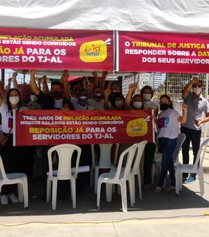 Servidores do TJ/AL protestam em frente ao fórum por reposição salarial