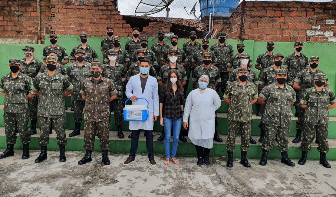 Atiradores do Tiro de Guerra de Arapiraca recebem primeira dose da vacina contra a Covid-19