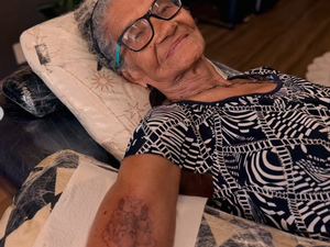 Idosa viraliza ao fazer tatuagem com 94 anos