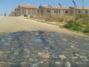 Rede de esgoto estourada causa problemas