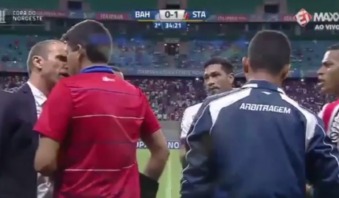Jogo entre Bahia e Santa tem cabeçada de técnico e quebra-pau no vestiário