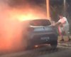Veículo pela fogo no bairro da Cruz das Almas, em Maceió