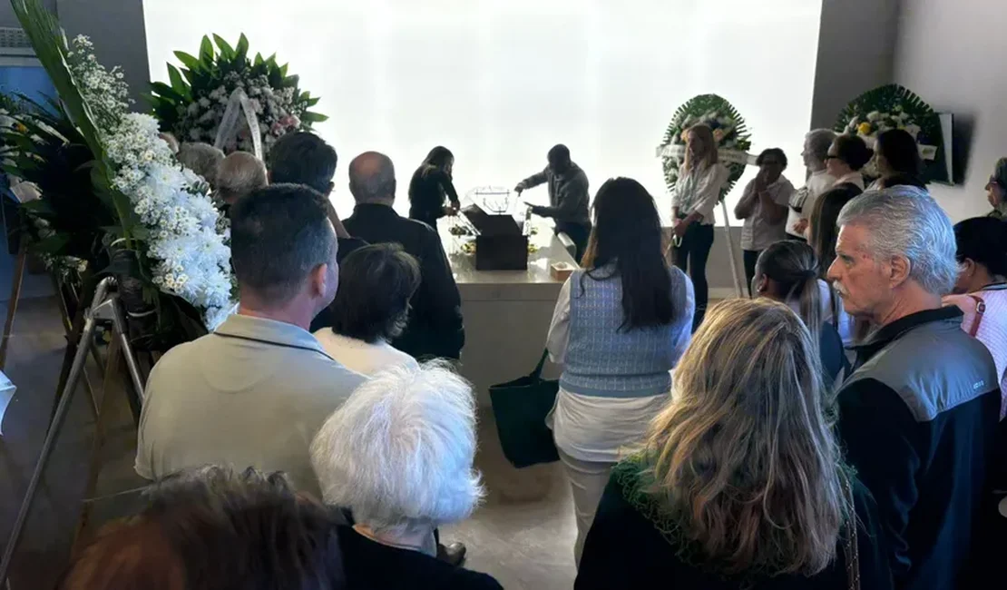 Familiares e amigos de Leda Maria de Mello Coimbra dão o último adeus à embaixatriz