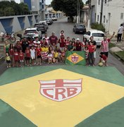 Em clima de Copa, Sócios Kids pintam o Casarão do CRB de verde e amarelo