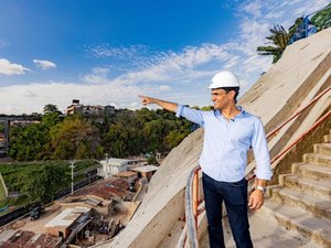 Prefeito JHC vistoria obra de contenção no Vale do Reginaldo