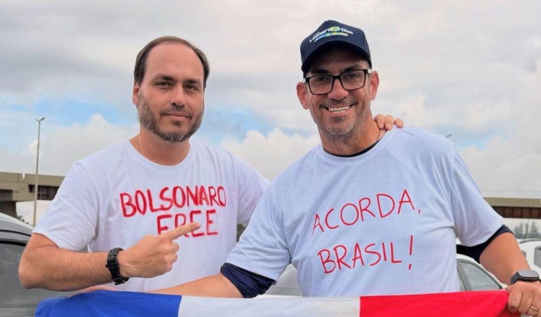 Em ato, Carlos Bolsonaro destaca lealdade de Leonardo Dias: 'precisamos de gente como você'
