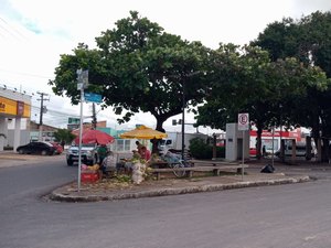 Criminosos invadem farmácia e roubam dinheiro e itens de higiene pessoal