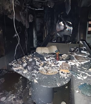 O que se sabe sobre o incêndio que destruiu apartamento em prédio na Ponta Verde