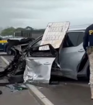 Colisão entre carro e caminhão deixa mulher gravemente ferida na BR-316, em Palmeira dos Índios
