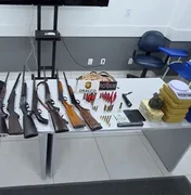 Operação apreende drogas, armas e fardamentos ligados ao Comando Vermelho