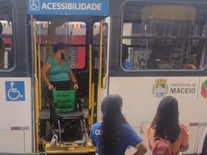 Cadeirante se levanta, empurra cadeira ao subir em ônibus e causa confusão