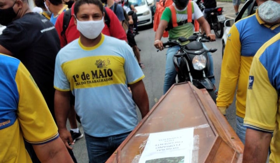 Em protesto, funcionários dos Correios percorrem ruas com caixão