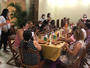 [Vídeo] Em comemoração ao Dia do Idoso, vereadora promove momento de lazer  para a  terceira idade