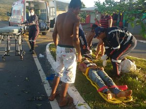 [Vídeo] Moto com três pessoas colide em árvore e deixa ocupantes feridos na AL-110