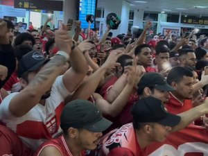 [Vídeo] Torcida do CRB faz festa para recepcionar equipe no aeoroporto após classificação