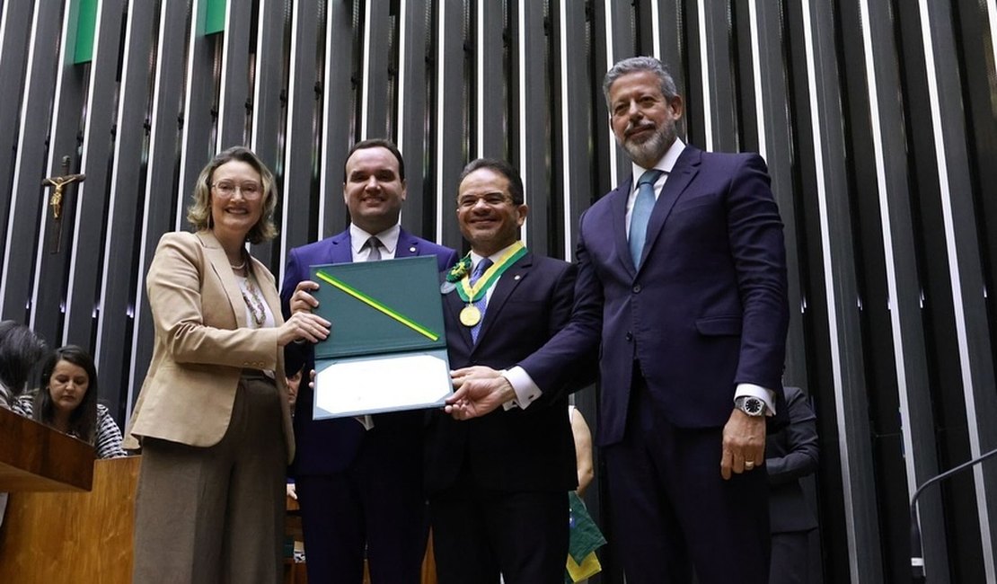 Ao lado de Arthur Lira, Marcelo Victor é condecorado pela Câmara dos Deputados