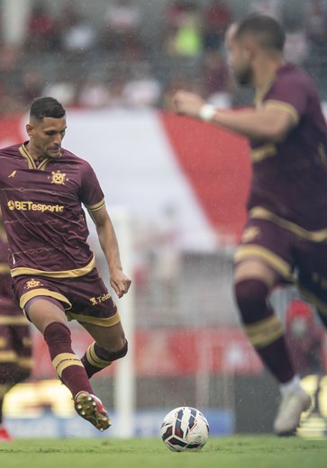 CRB vence o líder Goiás por 2 x 0  e entra no G4 da Série B