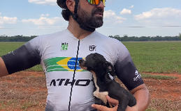 Ciclista resgata cãozinho com sede em estrada de Goiás e viraliza