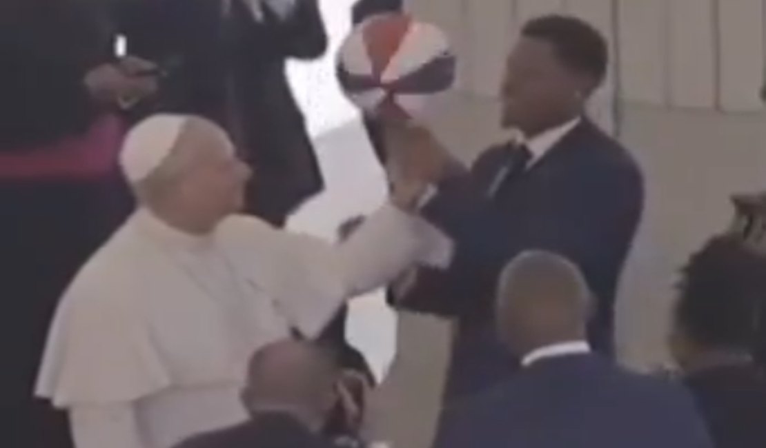 [Vídeo] Papa Leão XIV arrisca truque com bola de basquete no Vaticano