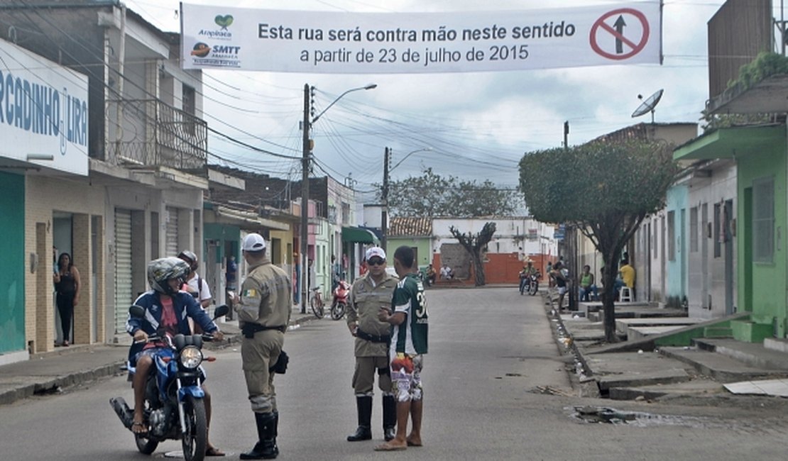 Em Arapiraca, SMTT orienta condutores sobre mudança de fluxo
