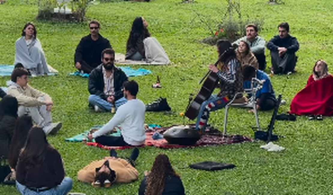 Jovens promovem encontro sem celulares para incentivar conexão presencial