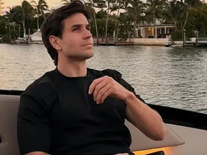 Quem é o DJ bonitão que viralizou na web 'pelos motivos errados'