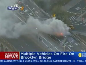 Carros pegam fogo na ponte que liga Manhattan ao Brooklyn nos EUA