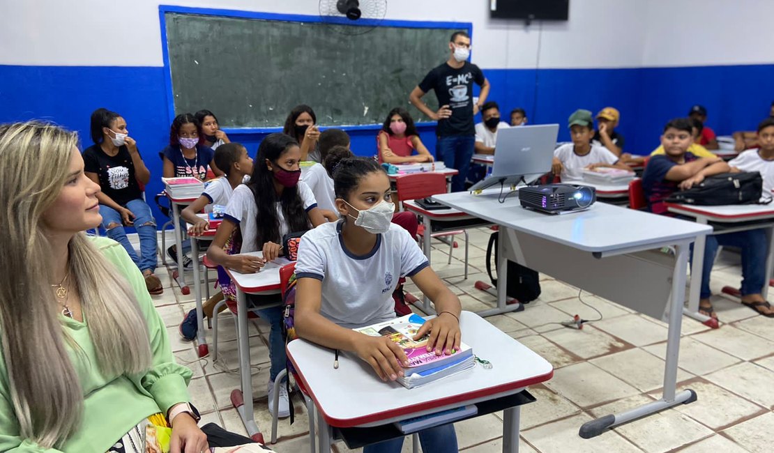 Prefeita Ceci Rocha continua agenda de visitas às escolas para acompanhar volta às aulas