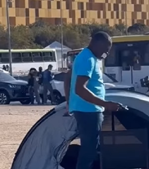 [Vídeo] Com fita na boca, deputado do PL monta cabana na frente do STF