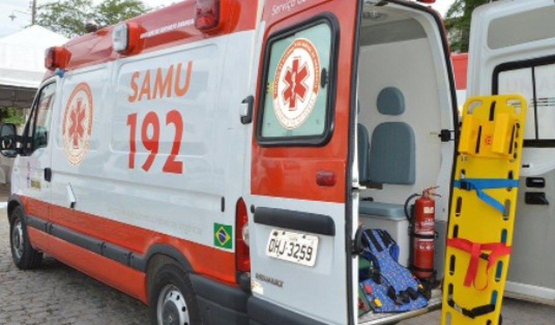 SAMU e Bombeiros socorrem duas vítimas de batida de carro em frente ao Shopping Pátio Maceió