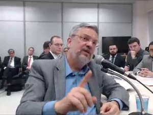 Em prisão domiciliar, Palocci pede para trabalhar e ver a mãe