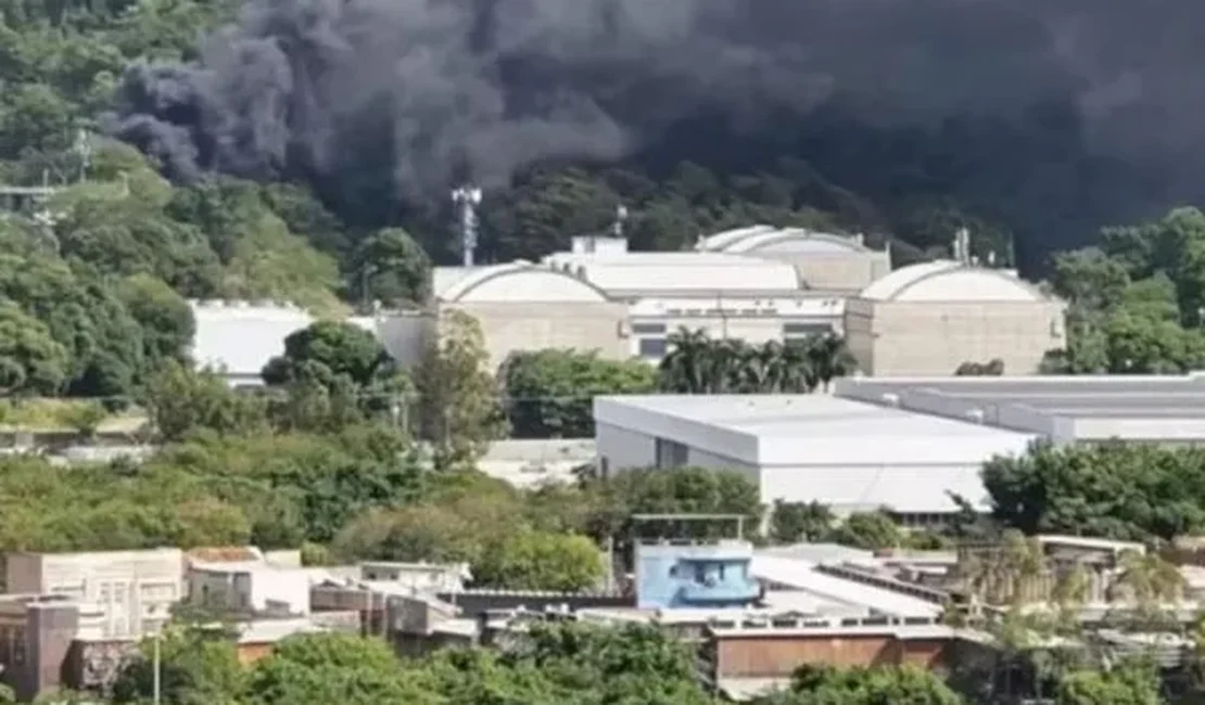 Incêndio atinge torre de refrigeração dos Estúdios Globo, no Rio
