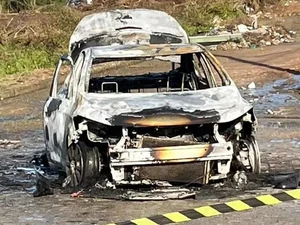 Carro por aplicativo fica destruído após pegar fogo em Arapiraca