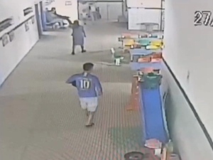 [Vídeo] Pai de Anthony é flagrado descartando frasco com 'chumbinho' em escola