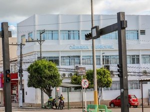 Vereadores de Delmiro Gouveia aprovam aumento de 100% nos próprios salários