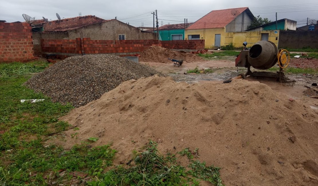 [Vídeo] Moradores fazem festa de “inauguração” para obra parada em Arapiraca 