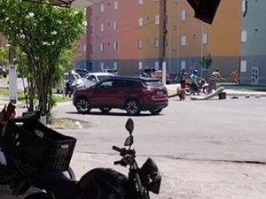 Moradores interditam trecho de via em protesto contra falta de água no Vergel do Lago