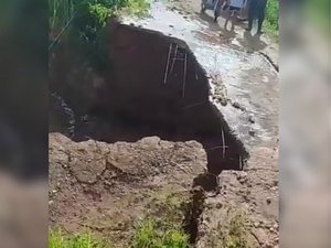 [Vídeo] Ponte que liga Arapiraca a Igaci cede e população se arrisca sem alternativas