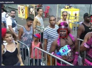 Mesmo fantasiado, acusado de homicídio é reconhecido e preso em Salvador