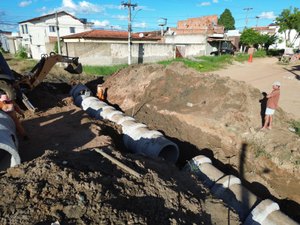 Obras de drenagem e pavimentação avançam na comunidade Sabiá, em Palmeira dos Índios